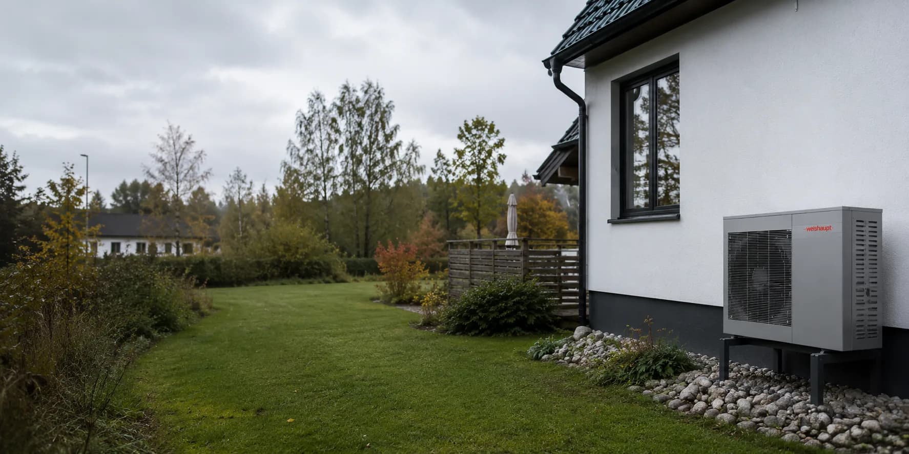 Luft/vatten-värmepump installerad utanför svensk villa med trädgård — sänk uppvärmningskostnaden med upp till 75%