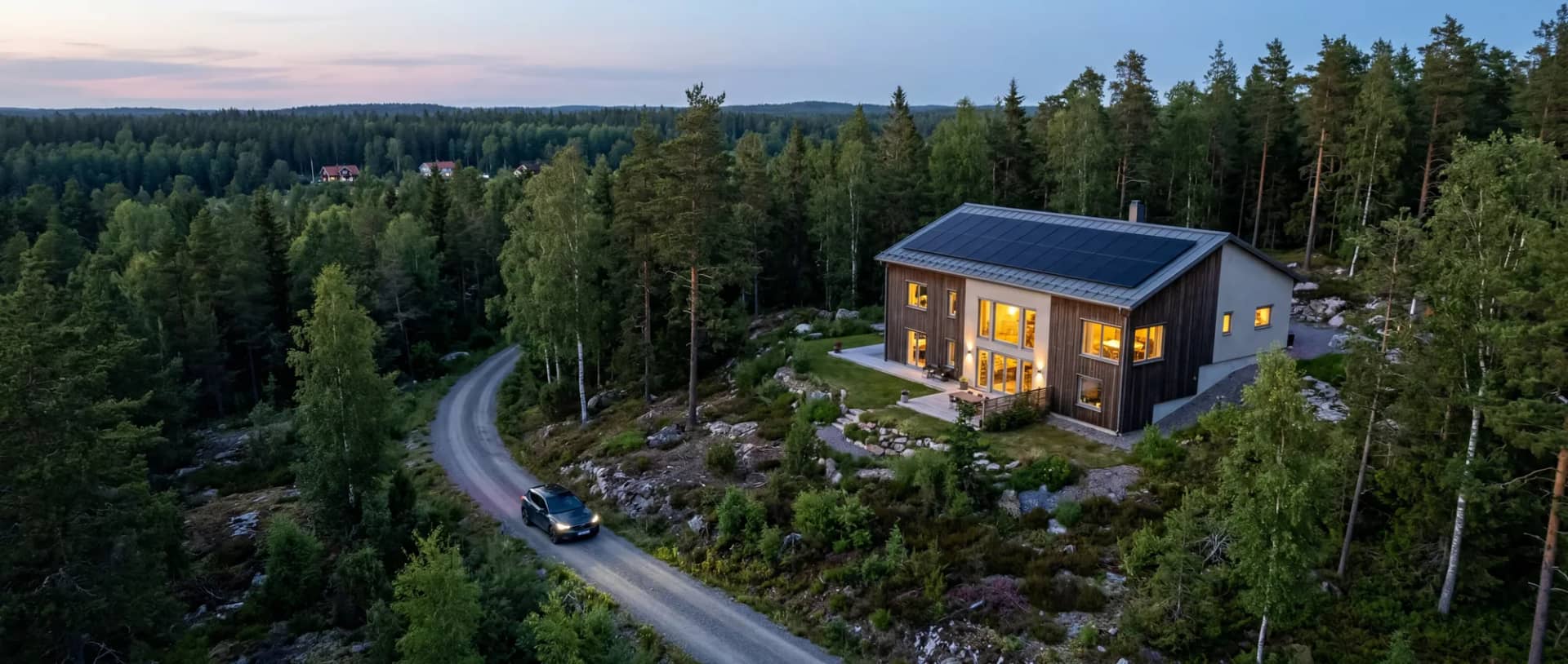 Svensk villa med solceller på taket omgiven av skog — jämför solcellsinstallatörer med ELZO