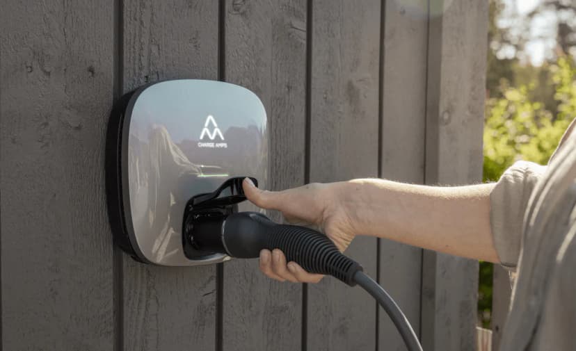 Charge Amps Luna på grå vägg
